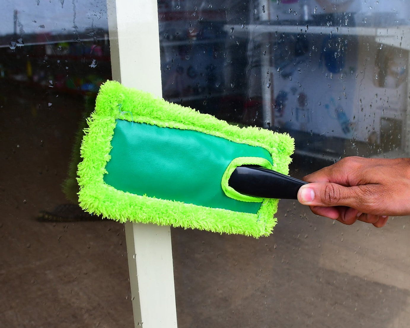 Large microfiber duster for car cleaning and dusting