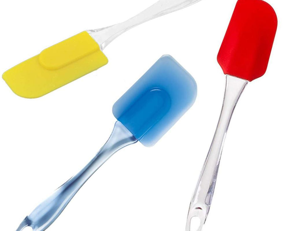 Spatula and pastry brush set for cake preparation.