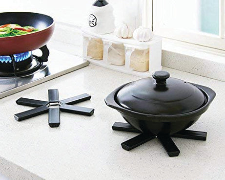 Foldable heat-resistant kitchen hot mat with non-slip design.
