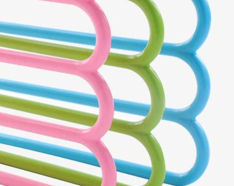 Assorted 5-layer plastic hangers with space-saving design