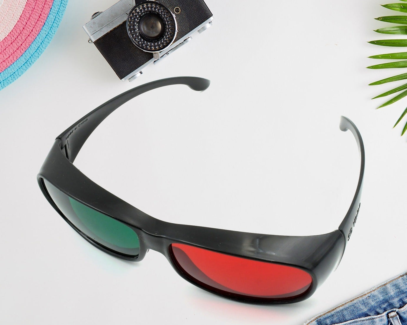 UV Protected Sunglasses,  classic Sunglasses for Men & Women, Lightweight, Both Outdoor and Indoor Use (1 Pc )