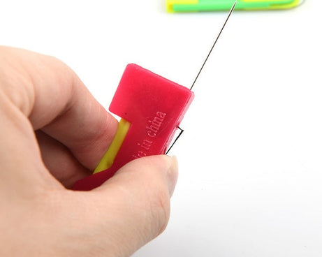 Multicolour automatic needle threading device with a needle inserted