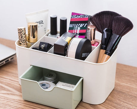 Box for storing cutlery sets, designed to keep utensils organized