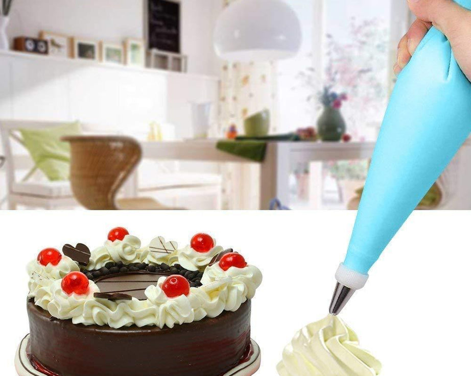 Nozzles and piping bag set for cake decorating