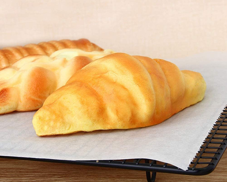 Roll of baking paper for oven and microwave use.