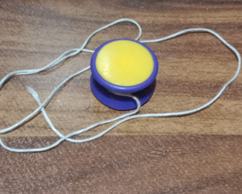 Small yoyo toy with string, rotating yoyo toy, brain exerciser for kids
