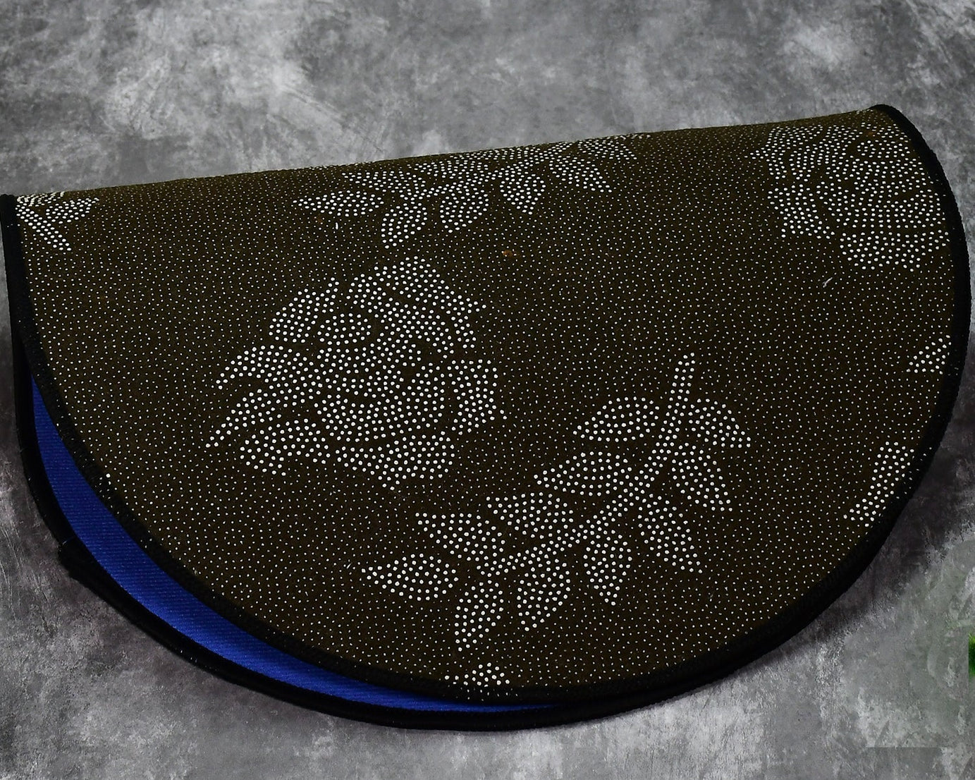 Soft carpet mat for bathroom, absorbent and slip-resistant