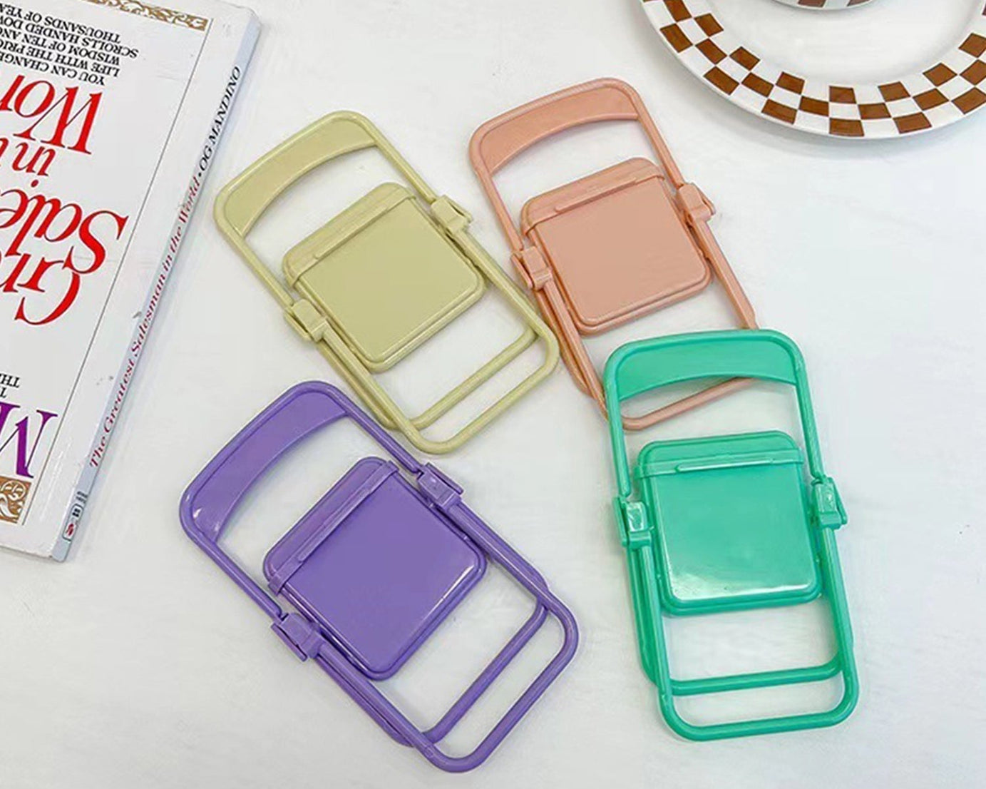 Stylish mobile stand compatible with various smartphone sizes.