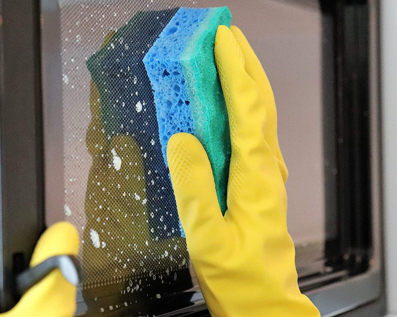 Medium yellow gloves with flexible fit