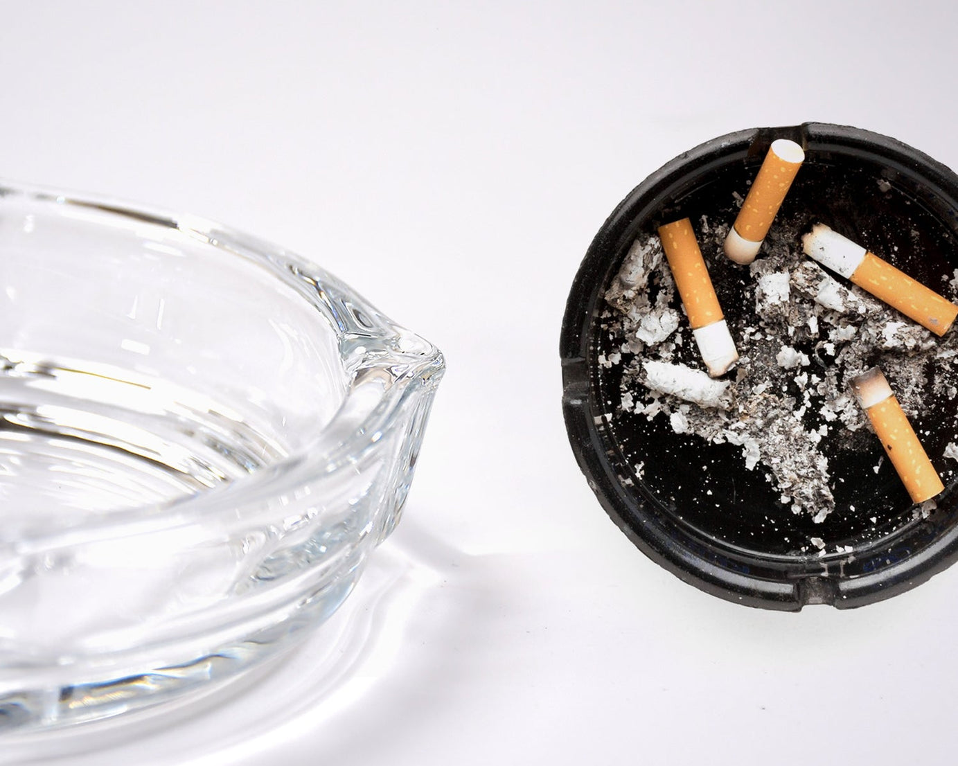 Round tabletop ashtray in crystal glass.