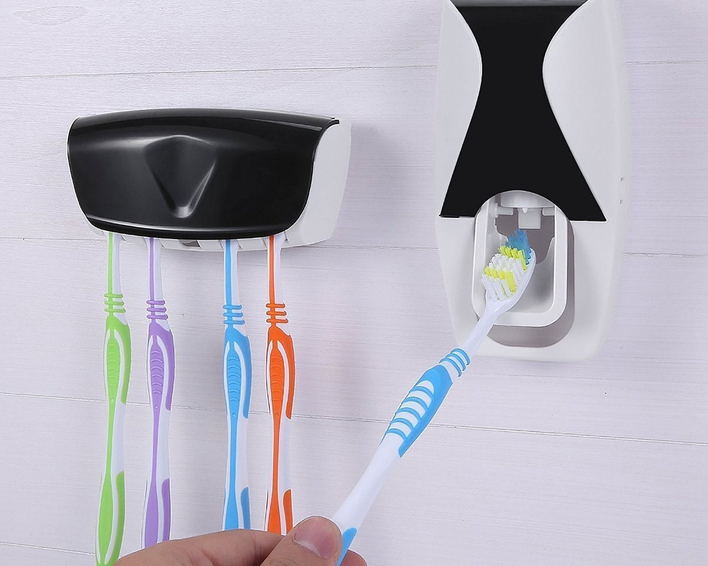 Toothpaste dispenser with brush set