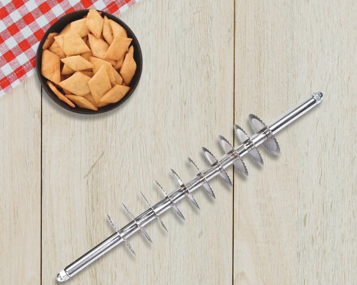 Kitchen dough cutter tool for precise dough cutting