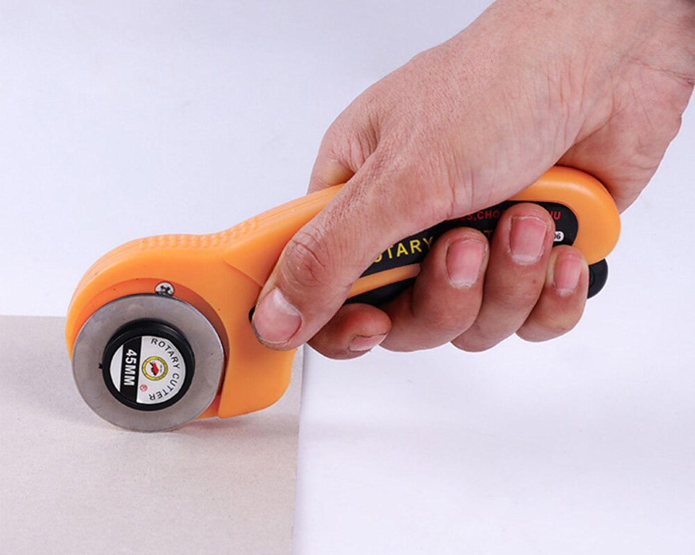 Manual sewing roller cutter with rotary blade for precise fabric cutting