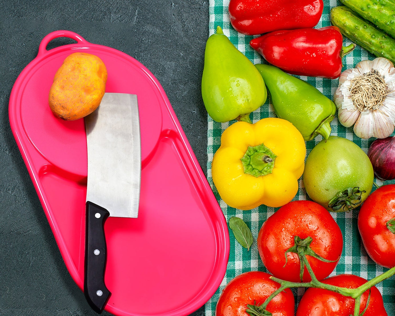Kitchen cutting tray with plastic material