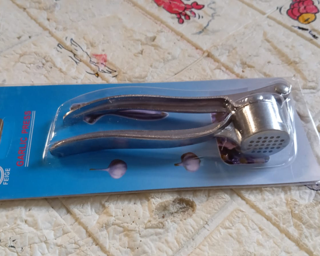 Crush Garlic with Ease: Lightweight Aluminum Garlic Press (1 Pc)