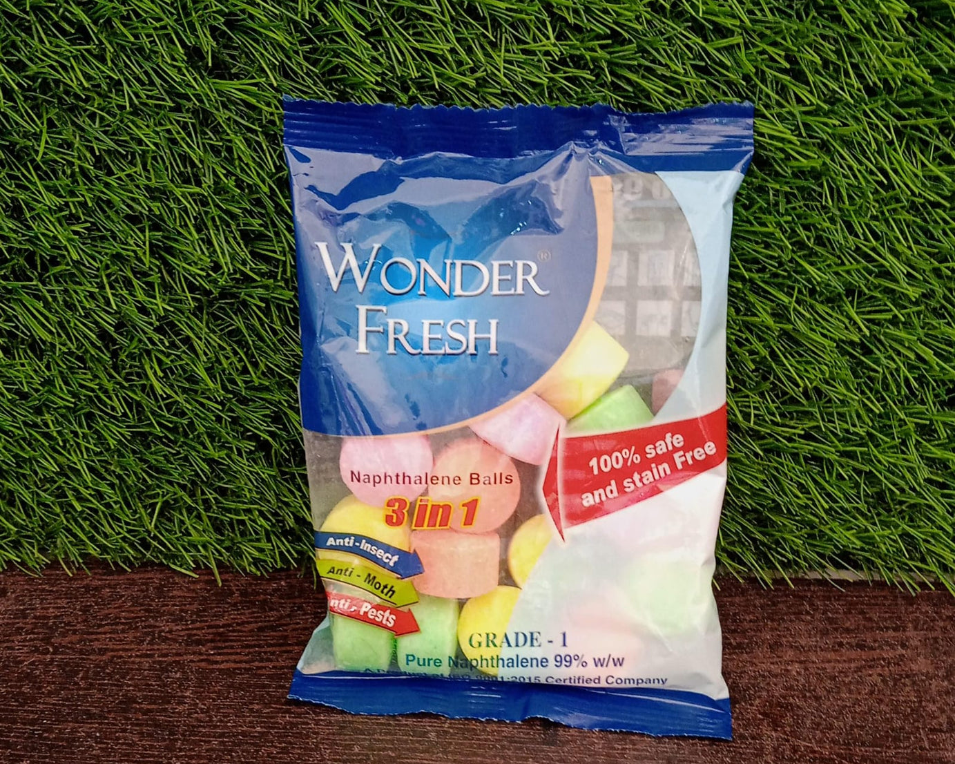 Multicolored naphthalene balls in 100 grams for maintaining freshness.