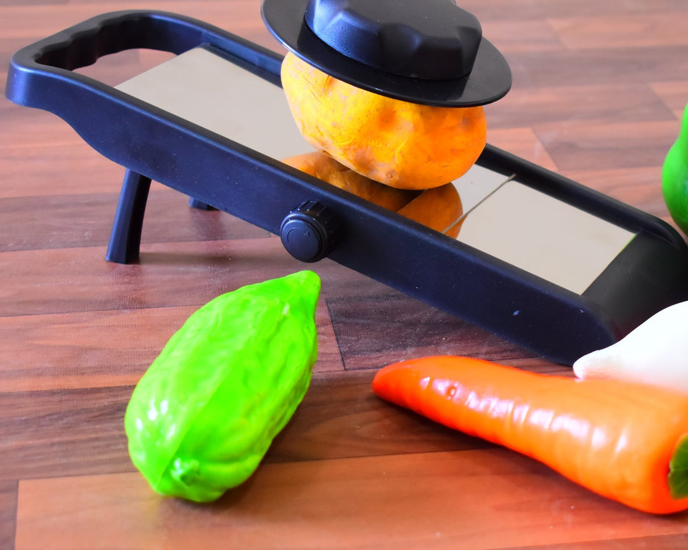 Adjustable potato slicer