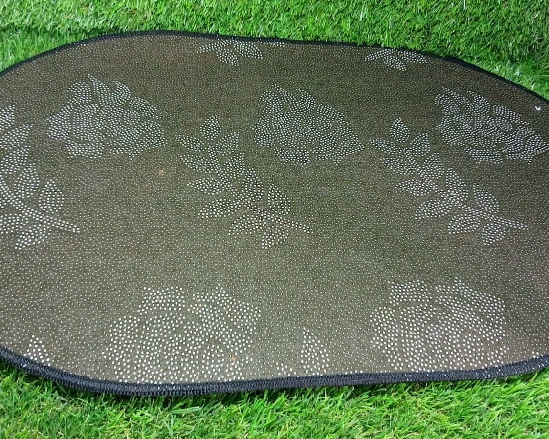 Slip-resistant bathroom rug with instant drying feature