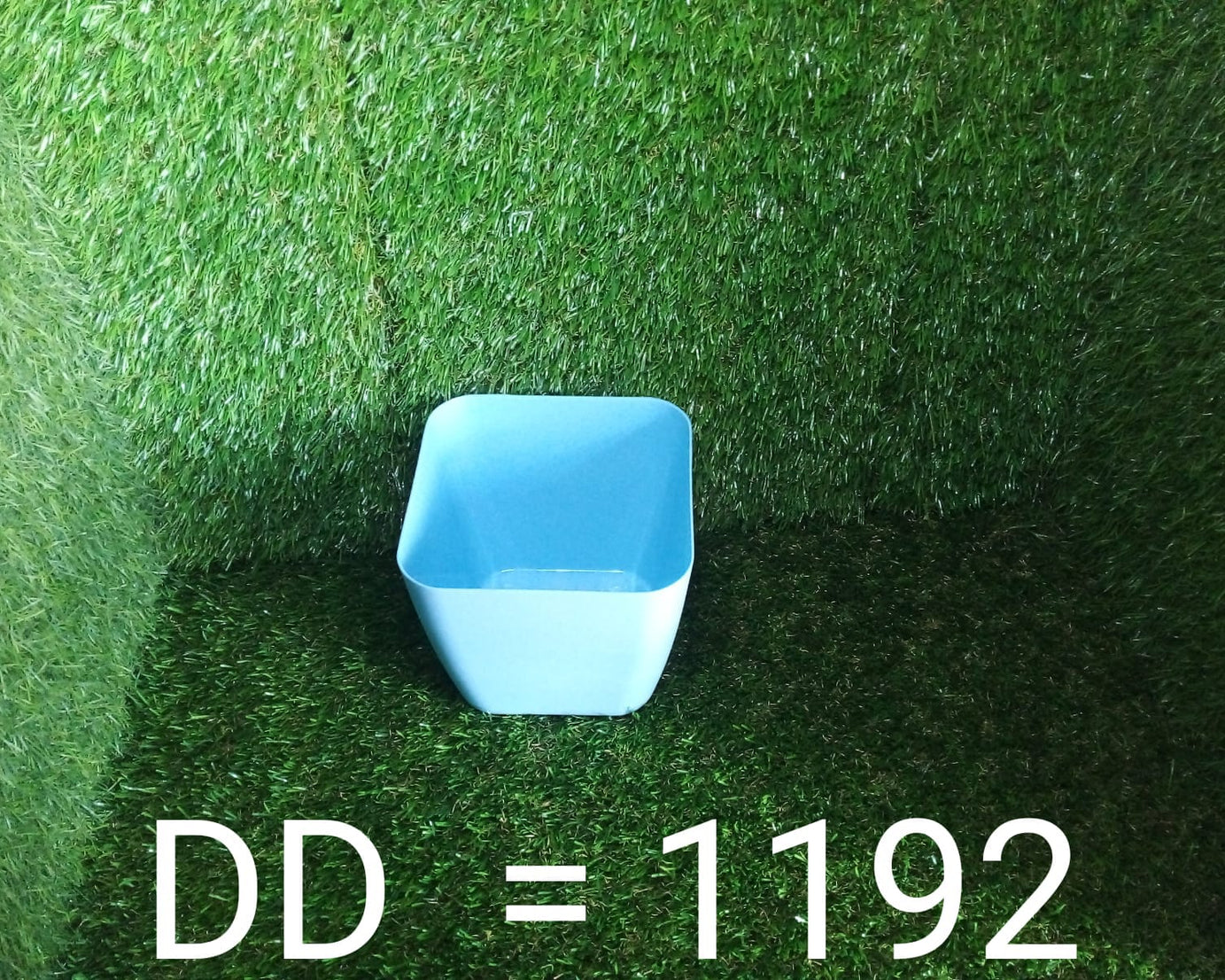 Square plastic planters with rounded edges