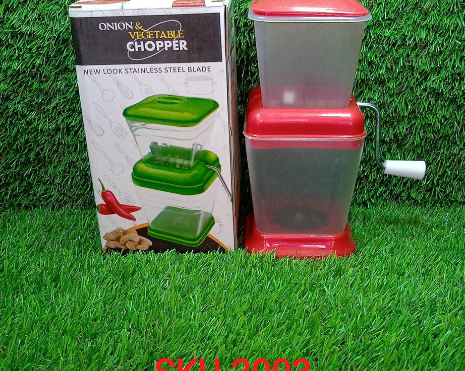 Quick cutter for onions and vegetables with rotating blades.