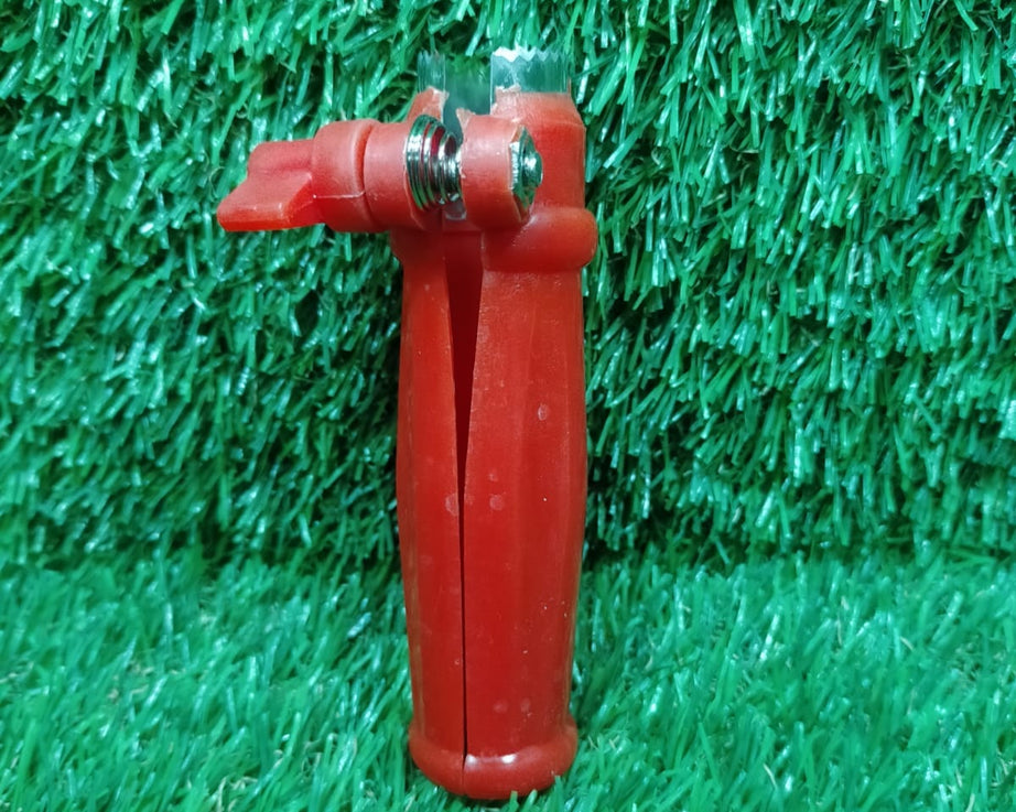 Handheld corn cutter, perfect for stripping corn kernels quickly and safely.