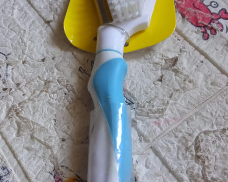 Multipurpose Peeler Brush, Vegetable Peeler with Brush, Multifunctional Fruits and Vegetable Cleaning Brush, Stainless Steel Potato Peelers, Home Kitchen Peeler with Long Handle (1 Pc )