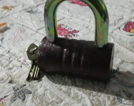 Iron Pad lock, Brass Core and Thickened Spray Black Iron Door Lock With 5 pc Keys for Home Dormitory, Waterproof Antirust Anti-theft Padlocks Outdoor Gate Shed Locks Warehouse Big Iron Door Drawer Lock (82 mm )