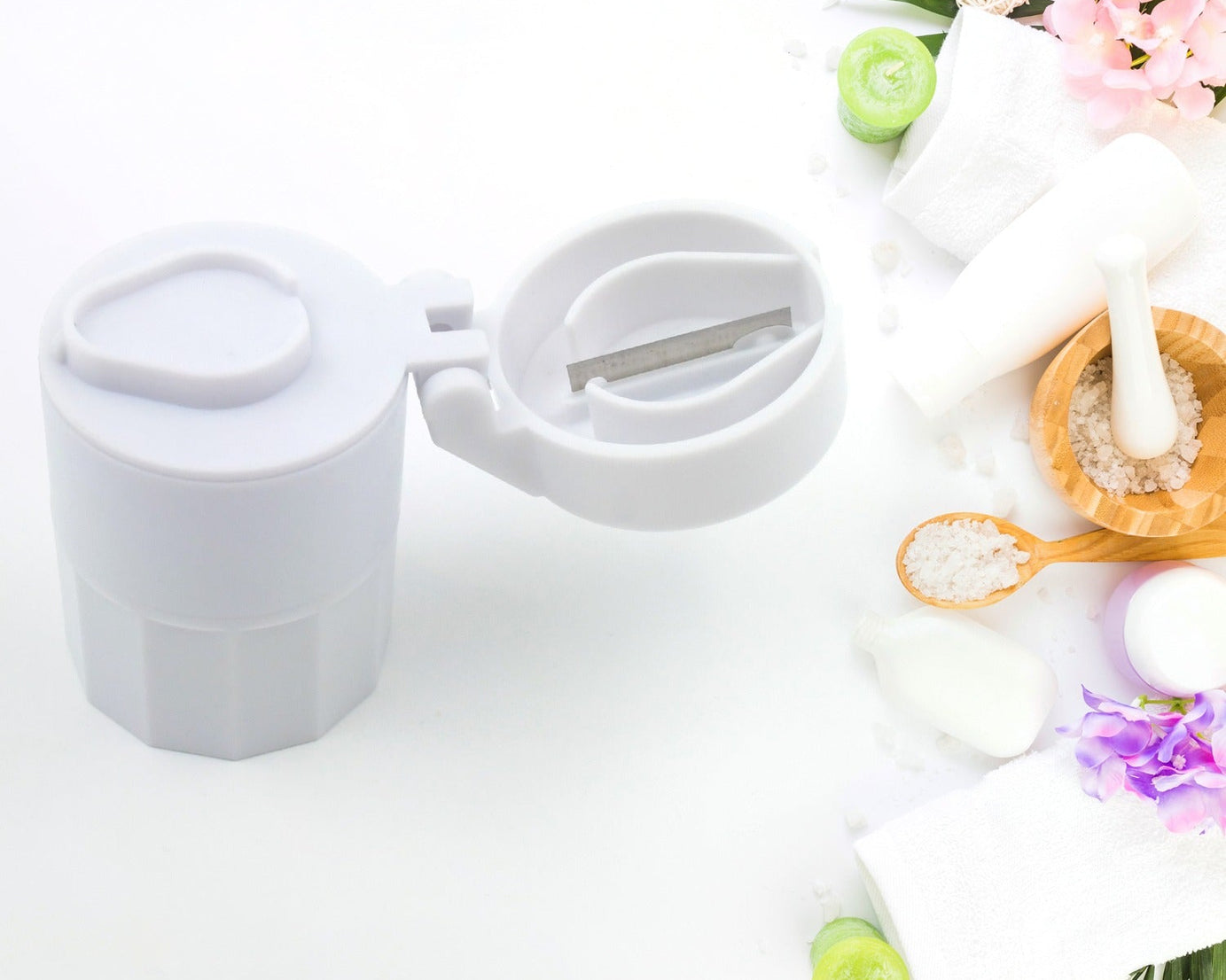 Travel-Friendly Medicine Cutter