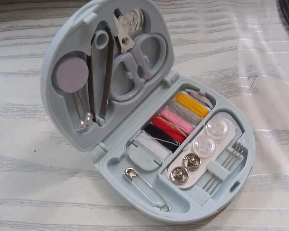 Mini Travel Sewing Kit DIY Sewing Portable Sewing Tool Kits Plastic Sewing Kit Box Beginner Friendly Emergency Sewing Repair Kit with Threads Scissors Hand Sewing Needles