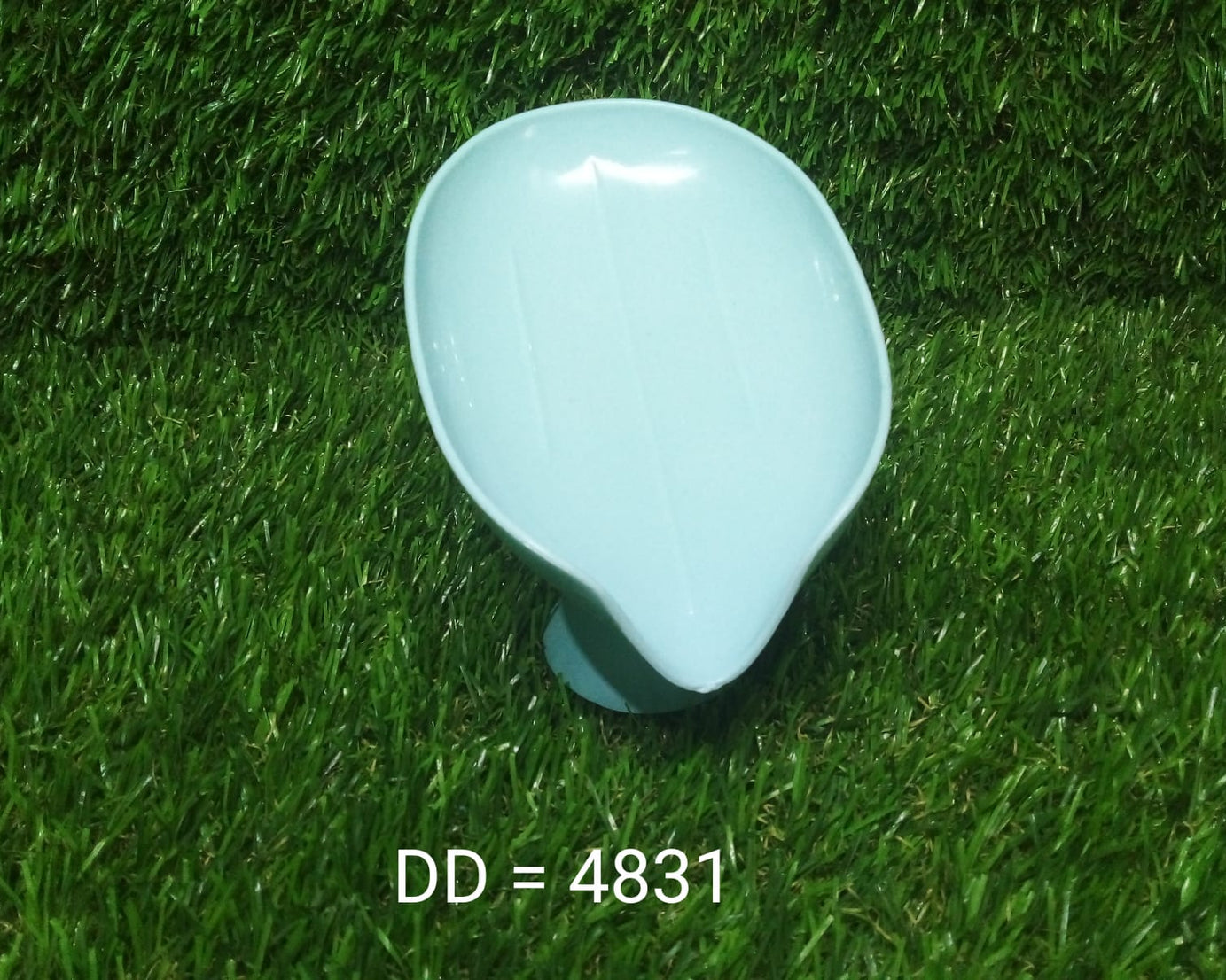 Leaf-shaped self-draining soap dish, perfect for bathroom or kitchen.