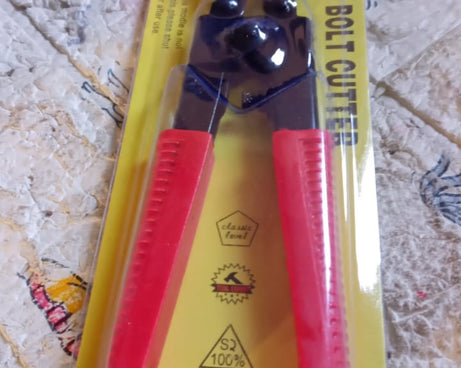 Wire cutter for breaking bolts