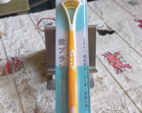 Tongue Scraper and Tongue Brush Great for Oral Care, Help Fights Bad Breath and Freshen The Breath, Tongue Cleaner for Adults and Kids, Easy to Use, Comfortable Safe and Anti-Slip Simple and Stylish Odor Removal (1 Pc)