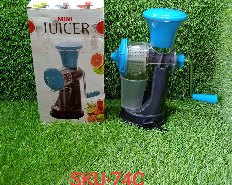 Compact and portable juicer for fruits and vegetables