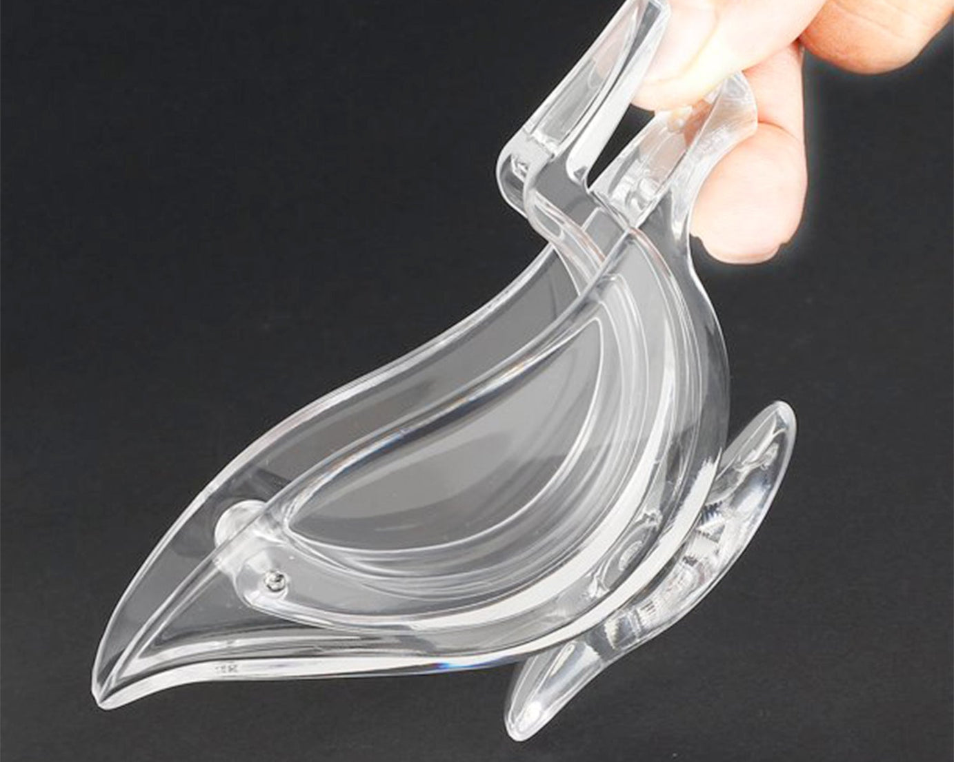 Portable lemon squeezer for kitchen use