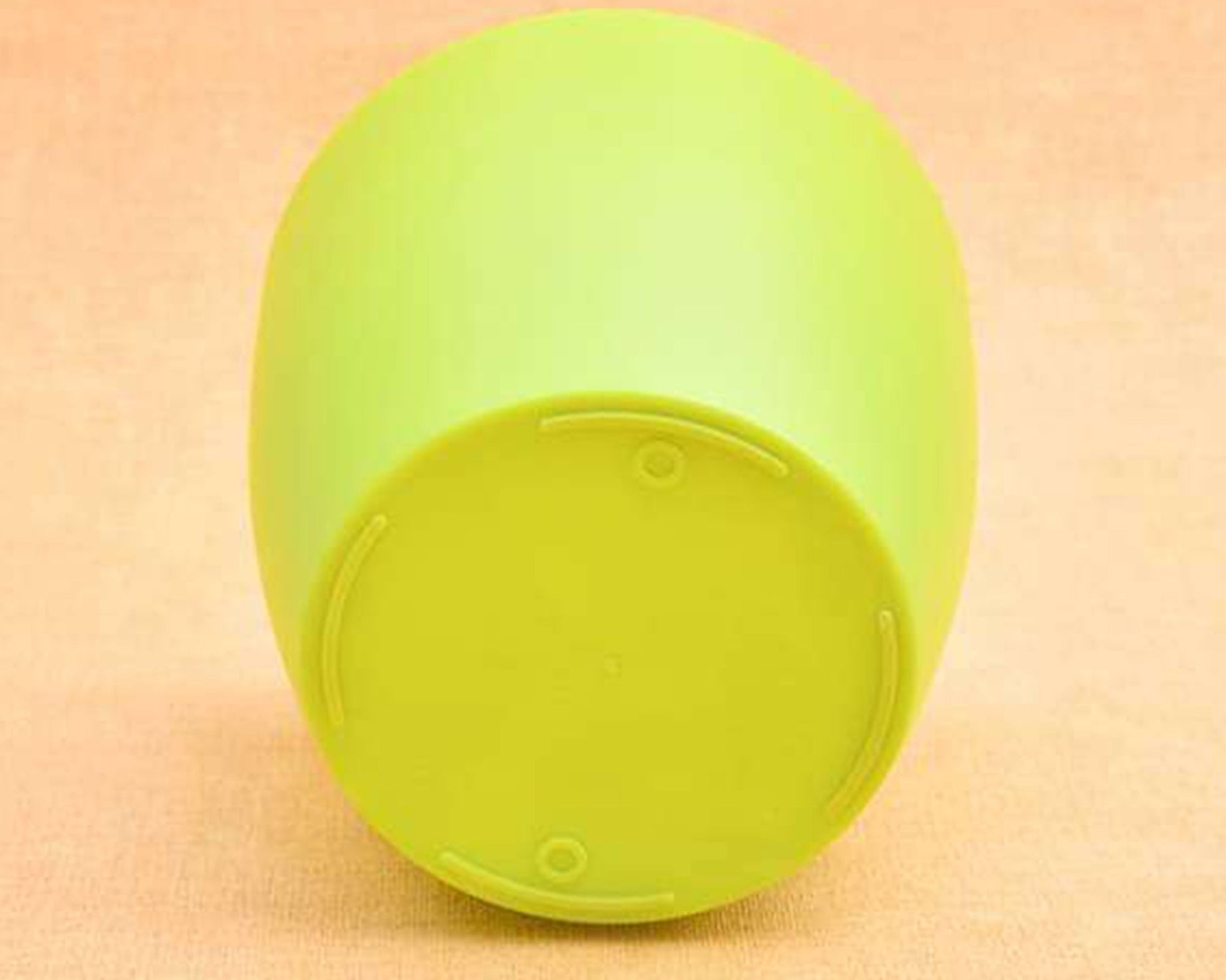 Round plastic planters for gardening